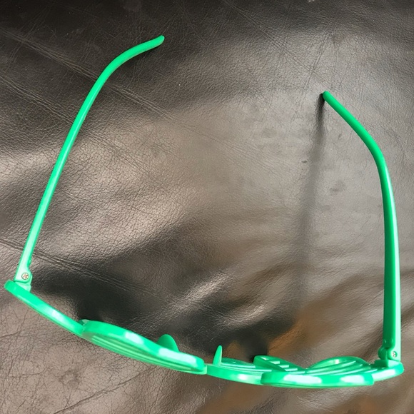 Green Shamrock Design St Patricks Day Glasses - Picture 2 of 8